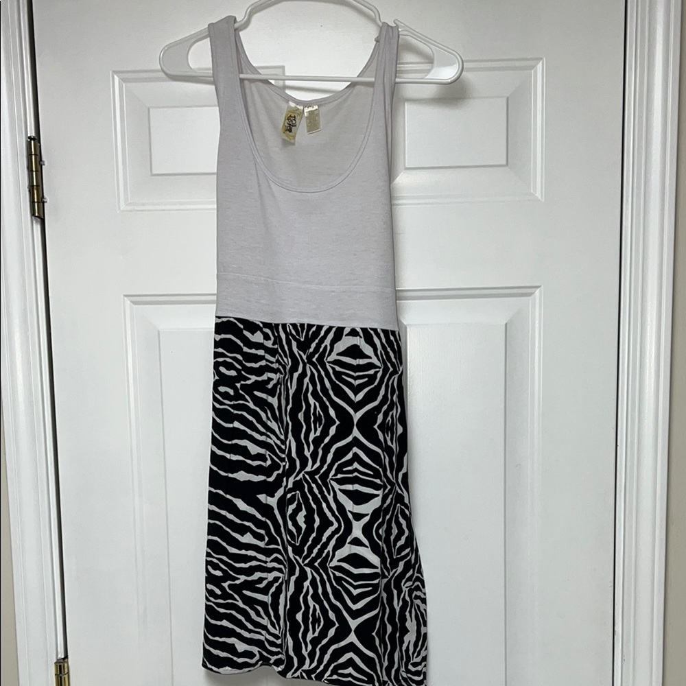Black and White Sleeveless Dress Scoop Neck